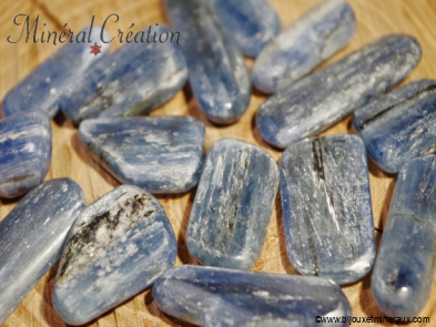Galet pierre roule Cyanite  bleue - Taille S